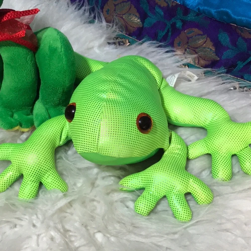 2 stuffed plush green frogs realistic Rainforest Animals GANZ